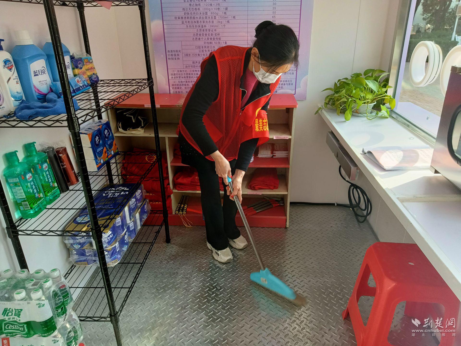 社区志愿者自发打扫、装扮志愿服务驿站.jpg.jpg