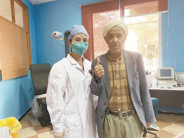 襄阳医生援非18个月接诊患者近万人次 为阿尔及利亚患者打开“光之门”