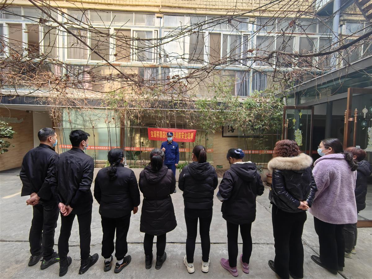 澳门人威尼斯官方网站襄阳消防宣传深入酒店开展消防安全培训(图1)