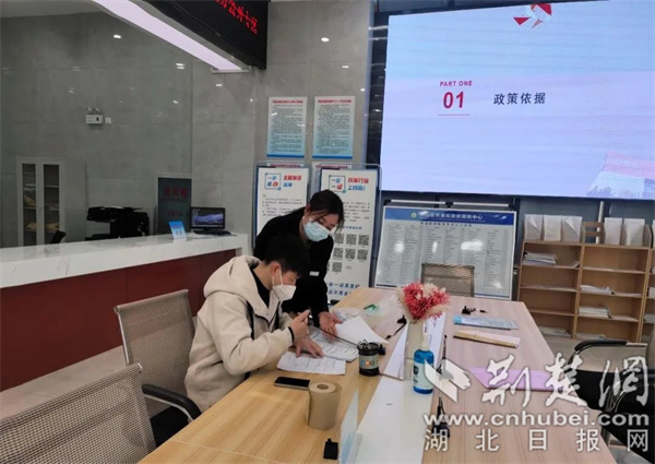 洪山区行政审批局推进“一业一证”改革.jpg