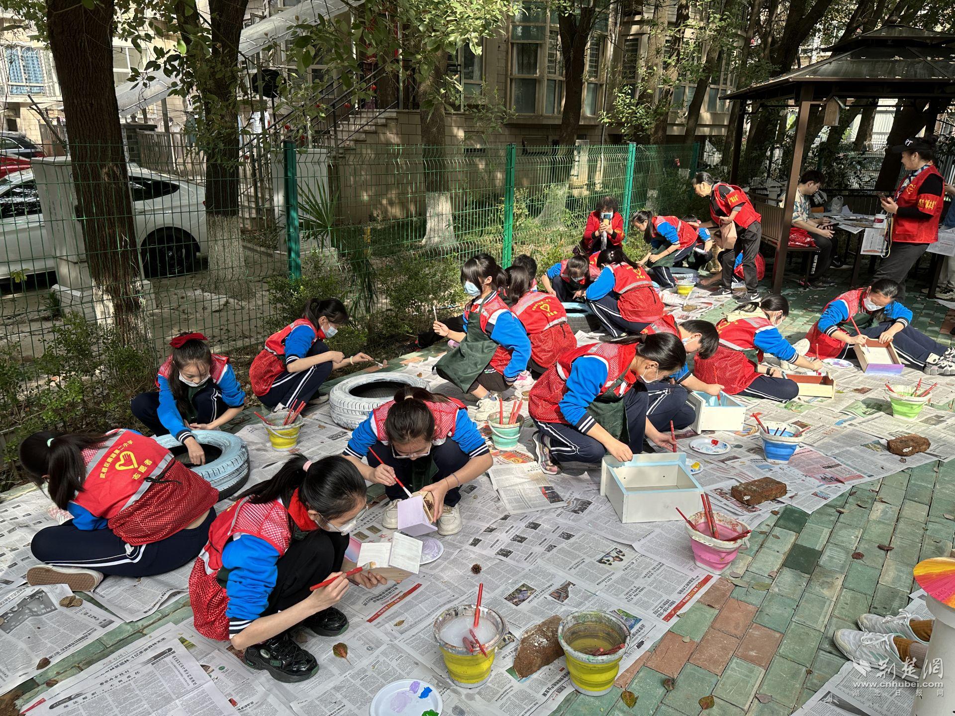 青少年和志愿者们拿着笔刷，穿上围裙，大展身手地开展了一场DIY创意手绘活动1.jpg.jpg