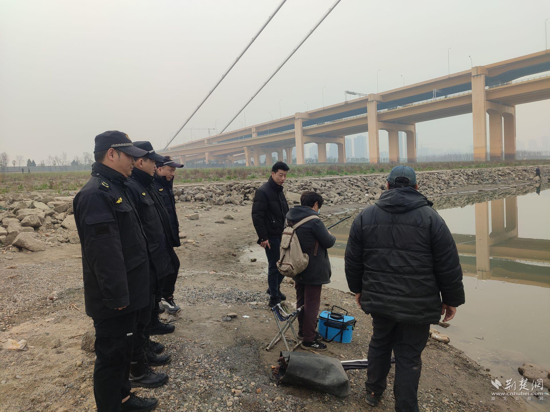 为垂钓爱好者宣讲禁捕政策.jpg.jpg