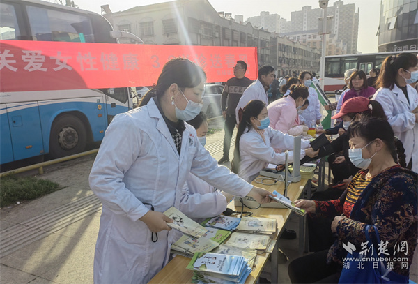 吴铺镇卫生院志愿者医生为群众科普健康知识 祝军华摄.jpg