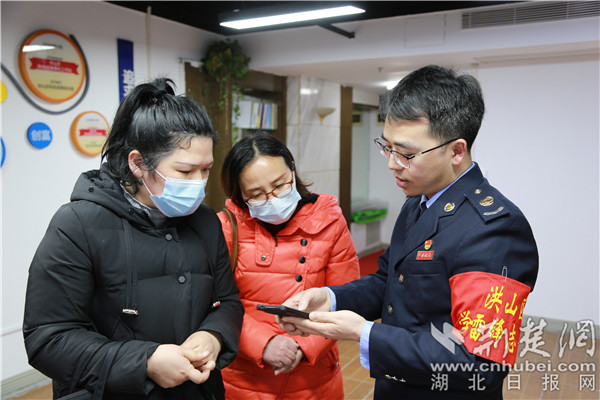 3税务工作人员服务纳税人.jpg