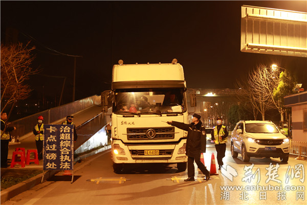 4武汉市区两级单位开展超限超载执法行动.jpg