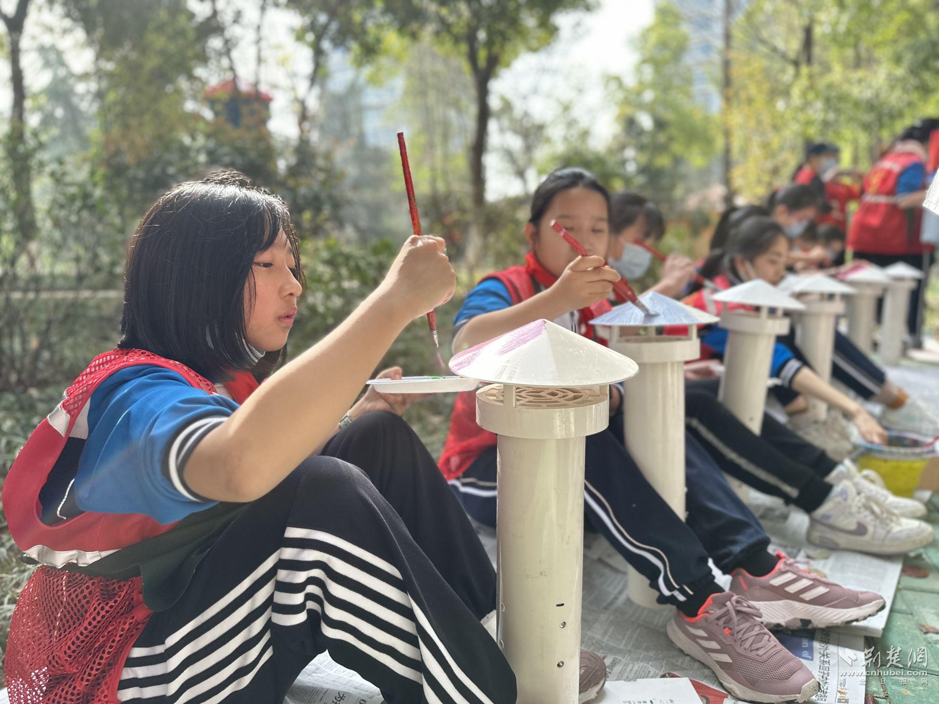 青少年们彩绘蚯蚓塔.jpg.jpg