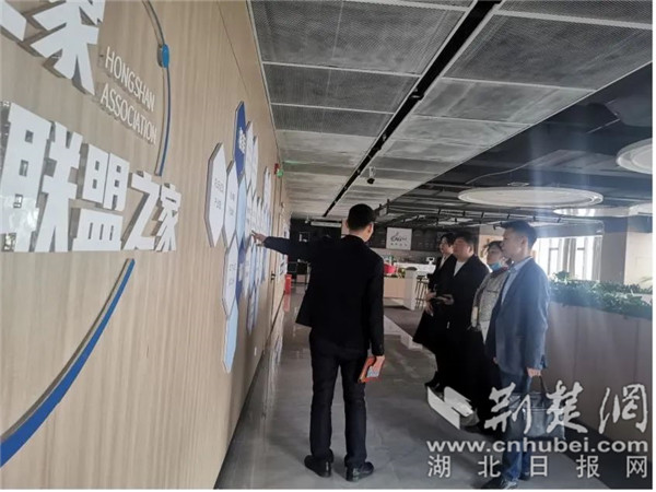 科普助力企业发展 洪山区科协走进园区开展调研座谈.jpg