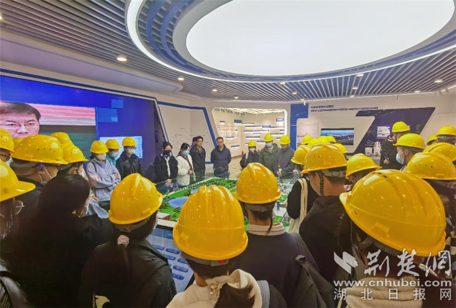 3探秘产学融合 400余名师生走进电网环境保护国家重点实验室.png.png