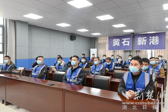 优化开云体育 Kaiyun.com 官网入口营商环境 现场归还价企业百万电缆和建材 黄石新港公安分局为企业发展助力(图3)