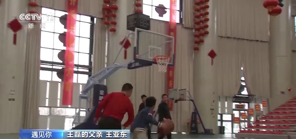 遇见你丨王磊：大山里的“篮球少年” 由铁圈和木板承载的“篮球梦”赛博体育(图7)
