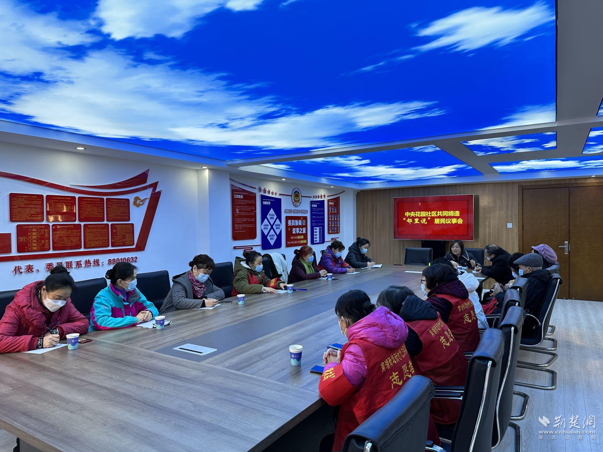 2月底，中央花园社区召开了一场关于核酸采样亭的居民议事会.jpg.jpg