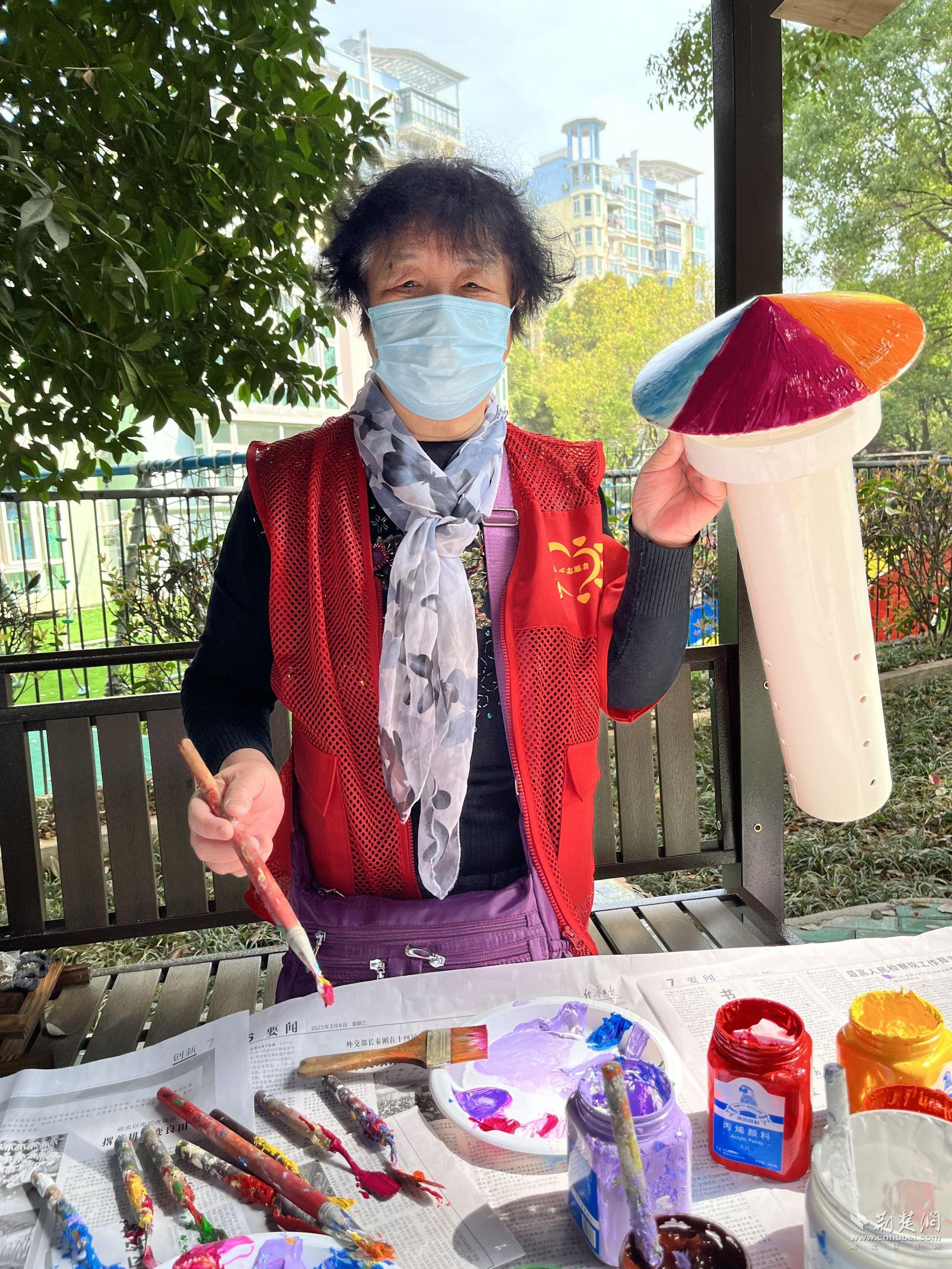 “啄木鸟”志愿者展示自己的手绘作品.jpg.jpg