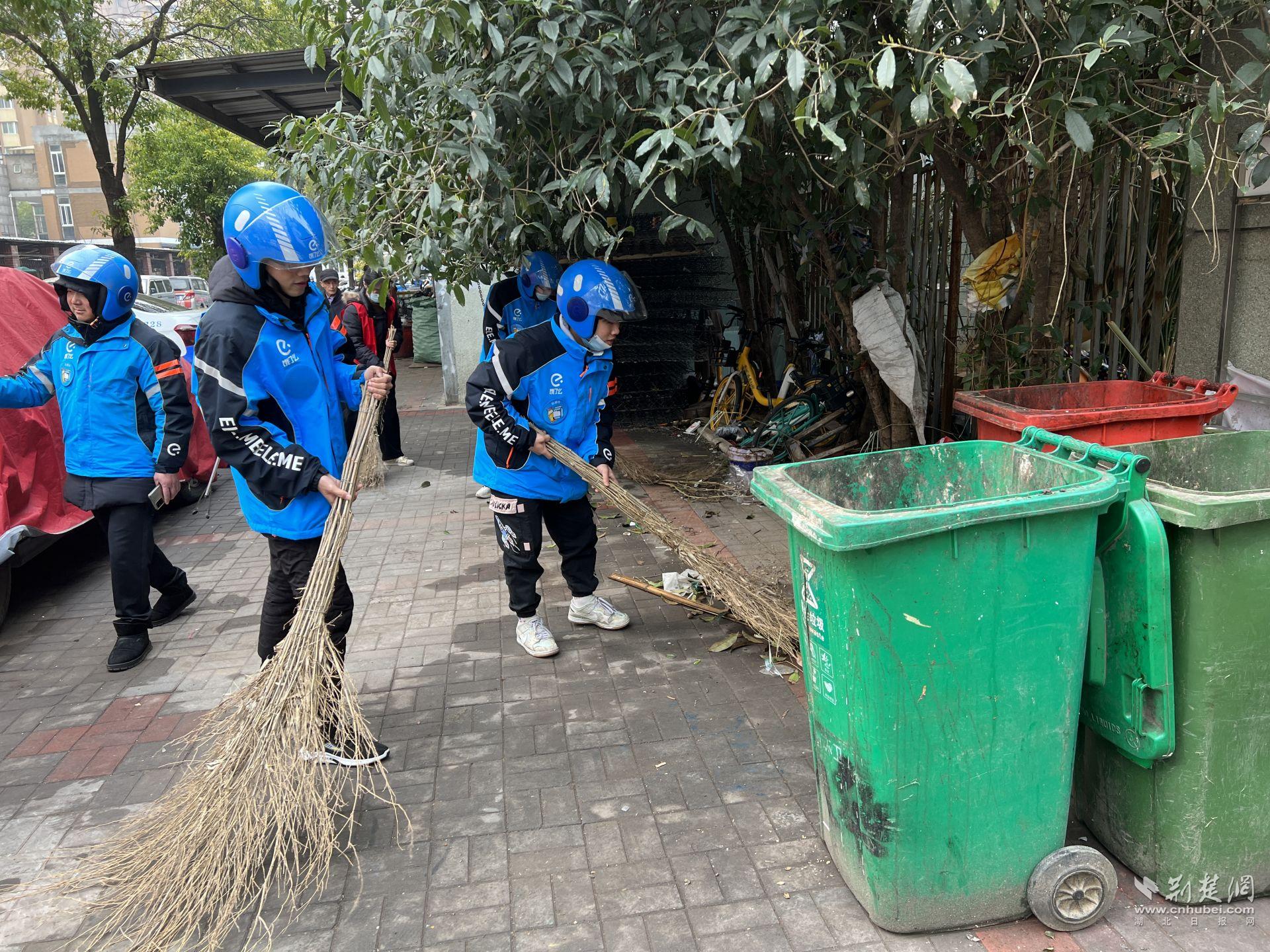 外卖小哥清理垃圾.jpg.jpg