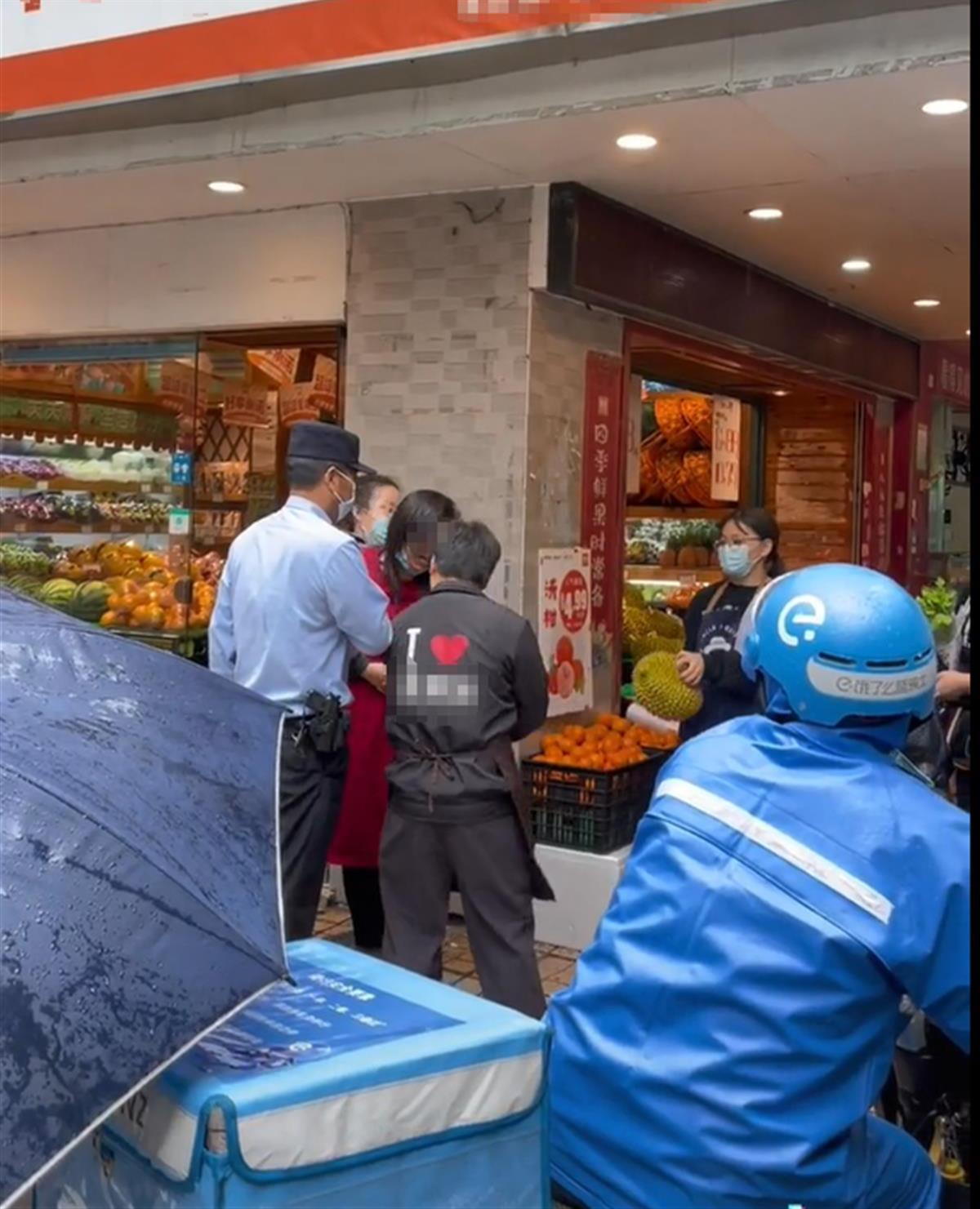 大妈偷走水果店两榴莲_偷榴莲案件_多人组团偷吃榴莲致超市损失近千元