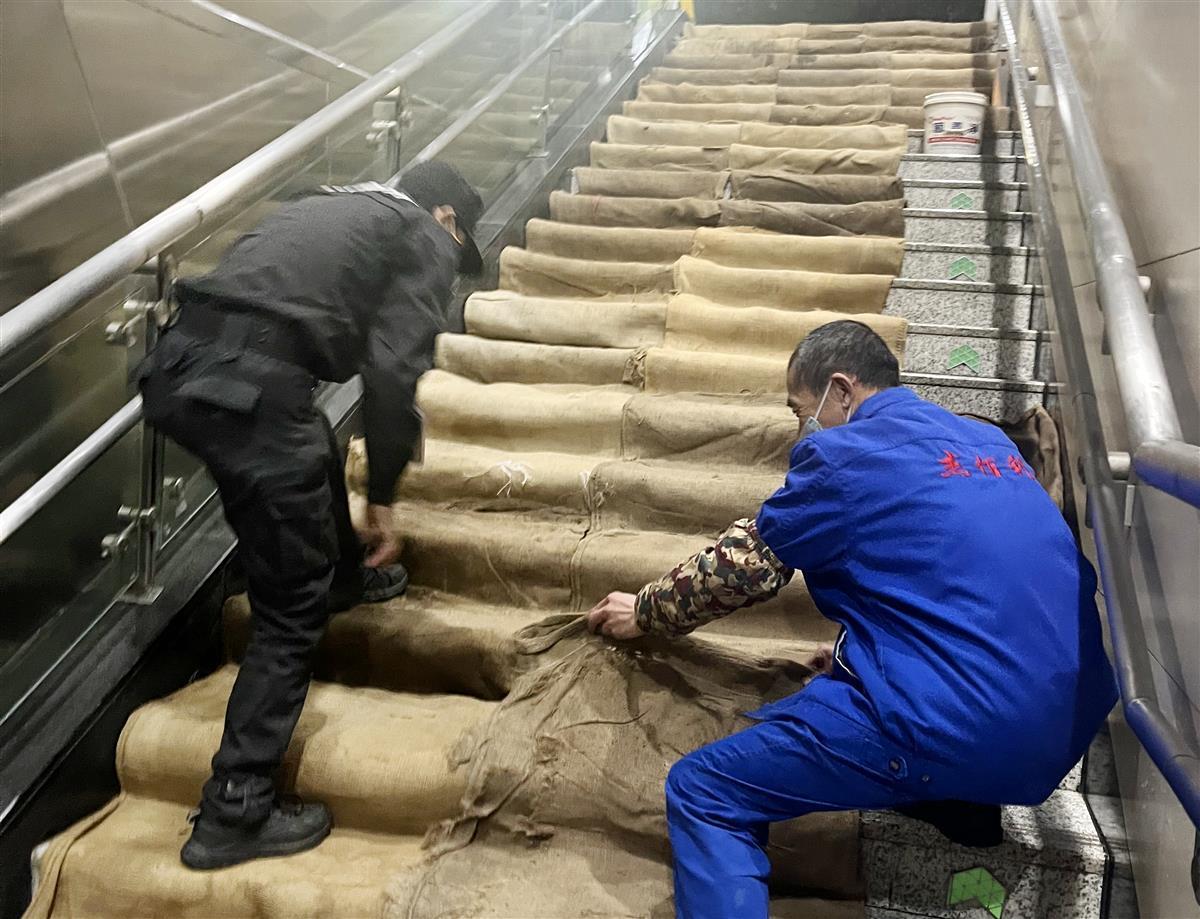 半岛·体育铺设防滑地垫、摆放警示标识武汉地铁应对强降雨保障市民安全出行(图2)