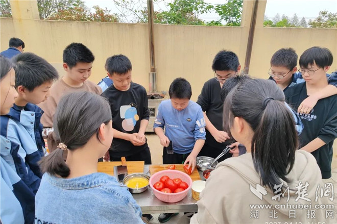 学生动手做番茄炒鸡蛋.jpg