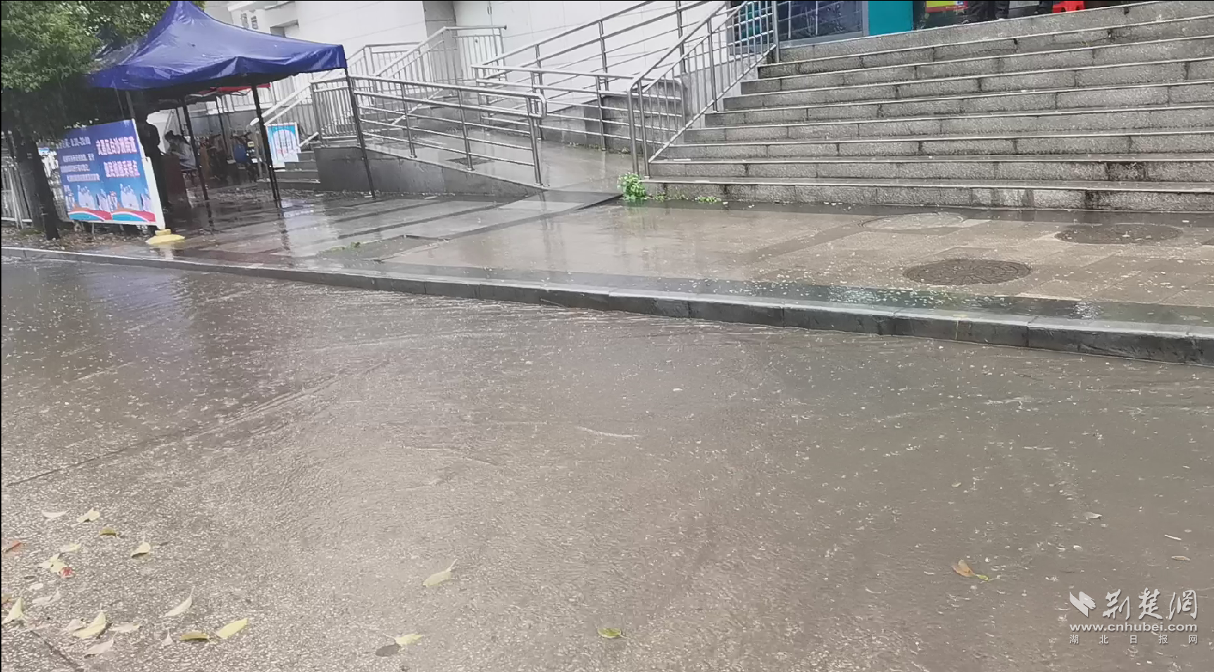 涂家沟社区入口处雨天路面积水.png.png