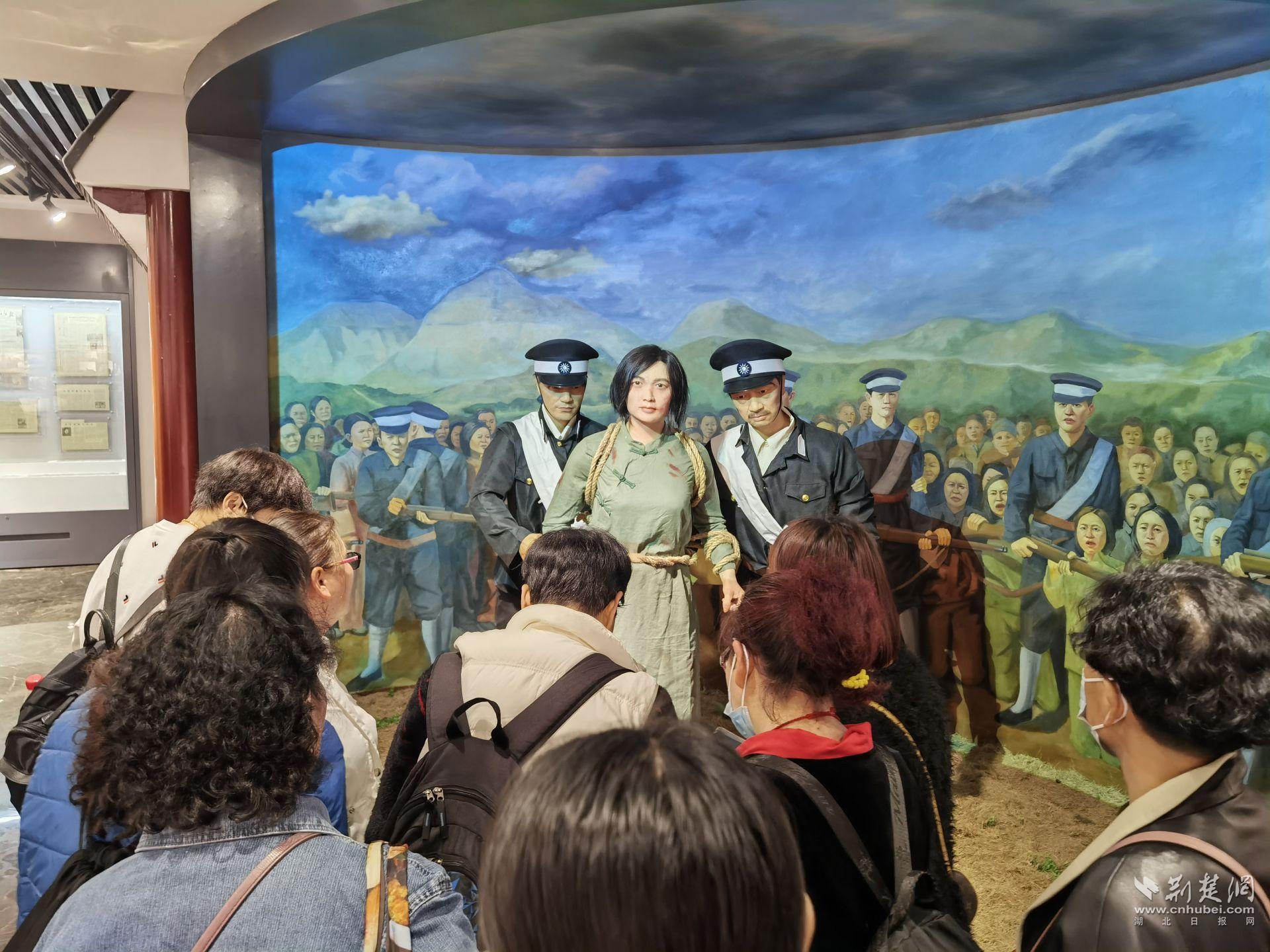 参观向警予生平展示厅.jpg.jpg