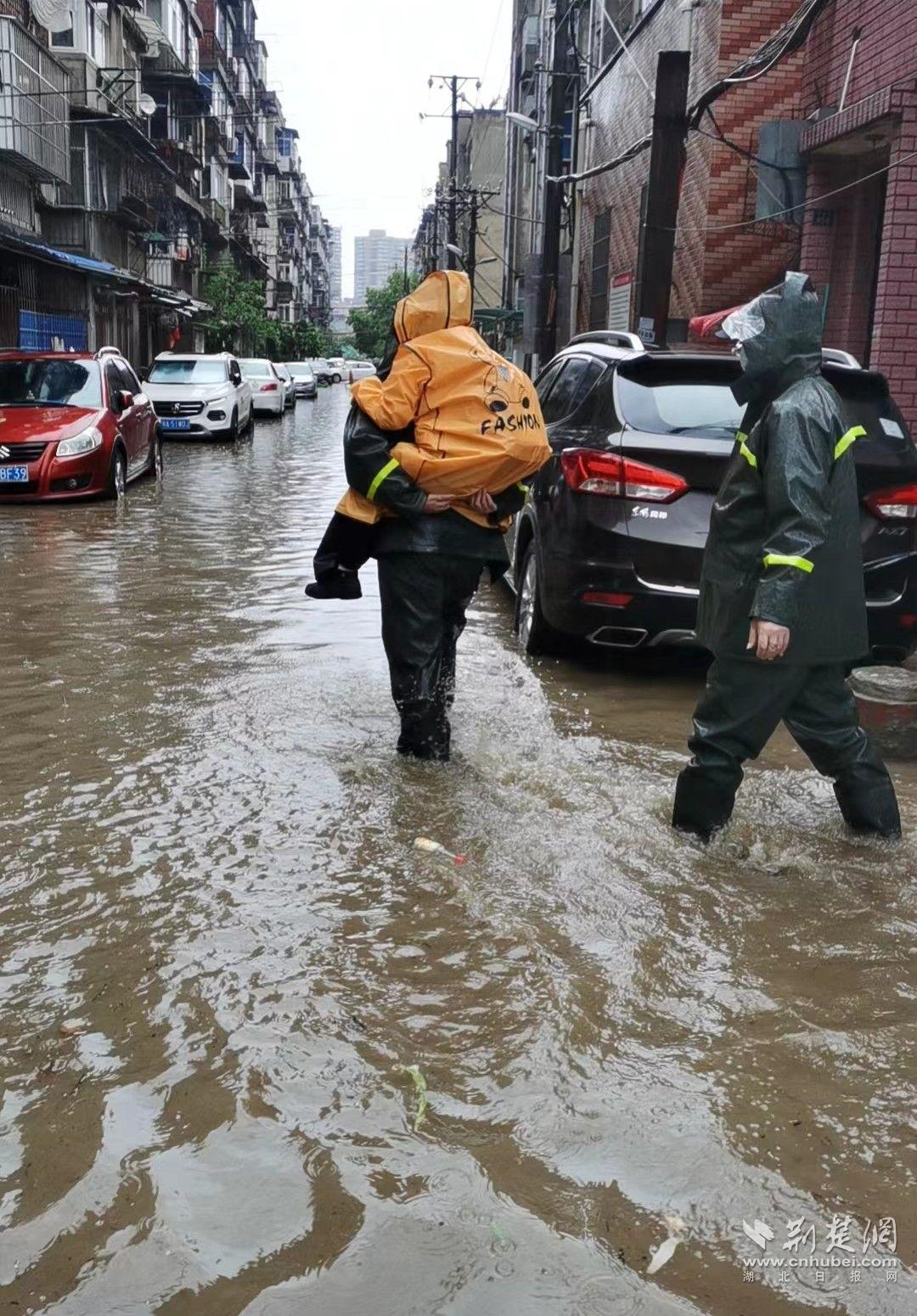 街道综合执法特勤队员护送学生回家 (2).jpg.jpg