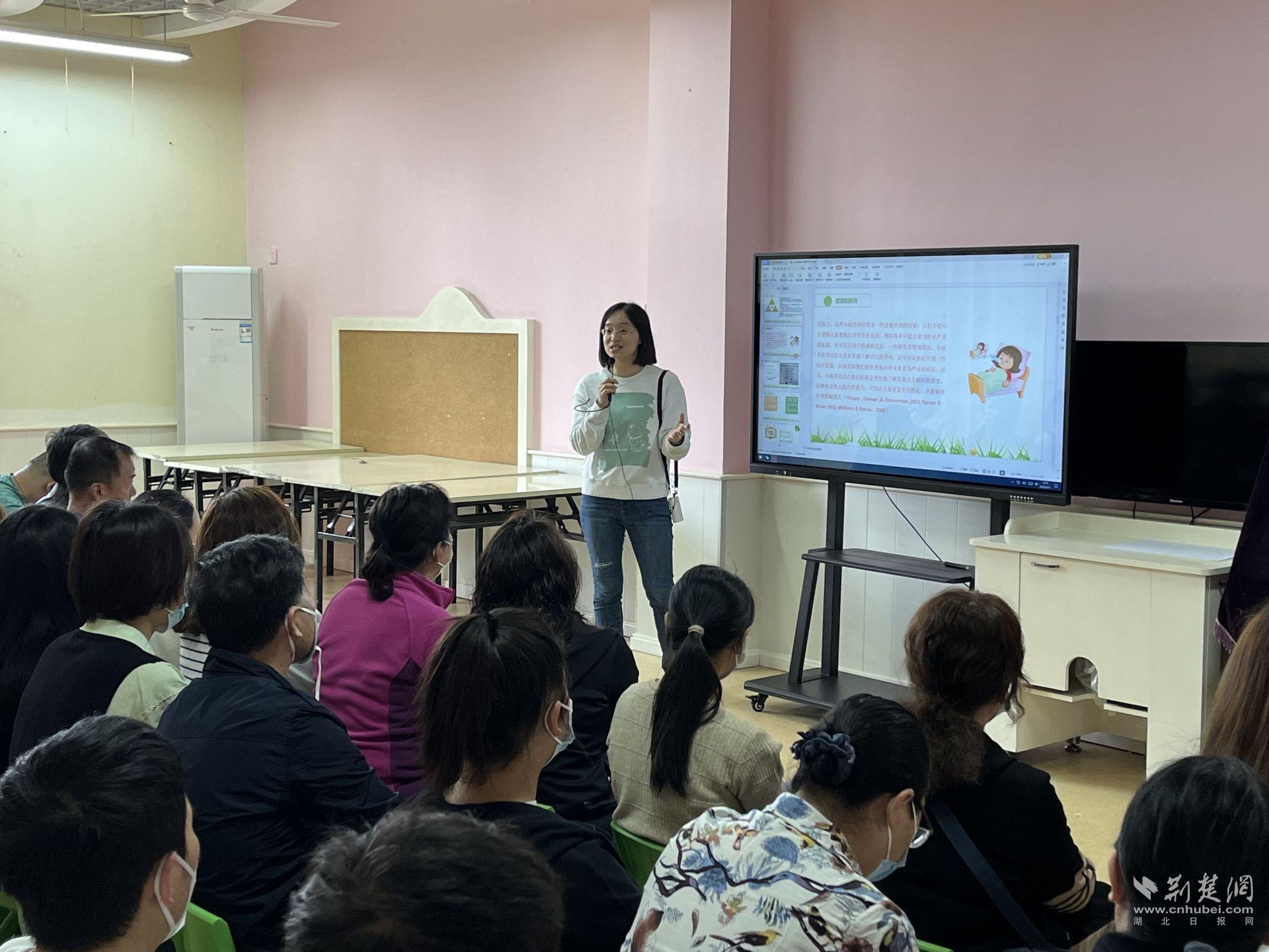 老师讲授育儿知识.jpg.jpg