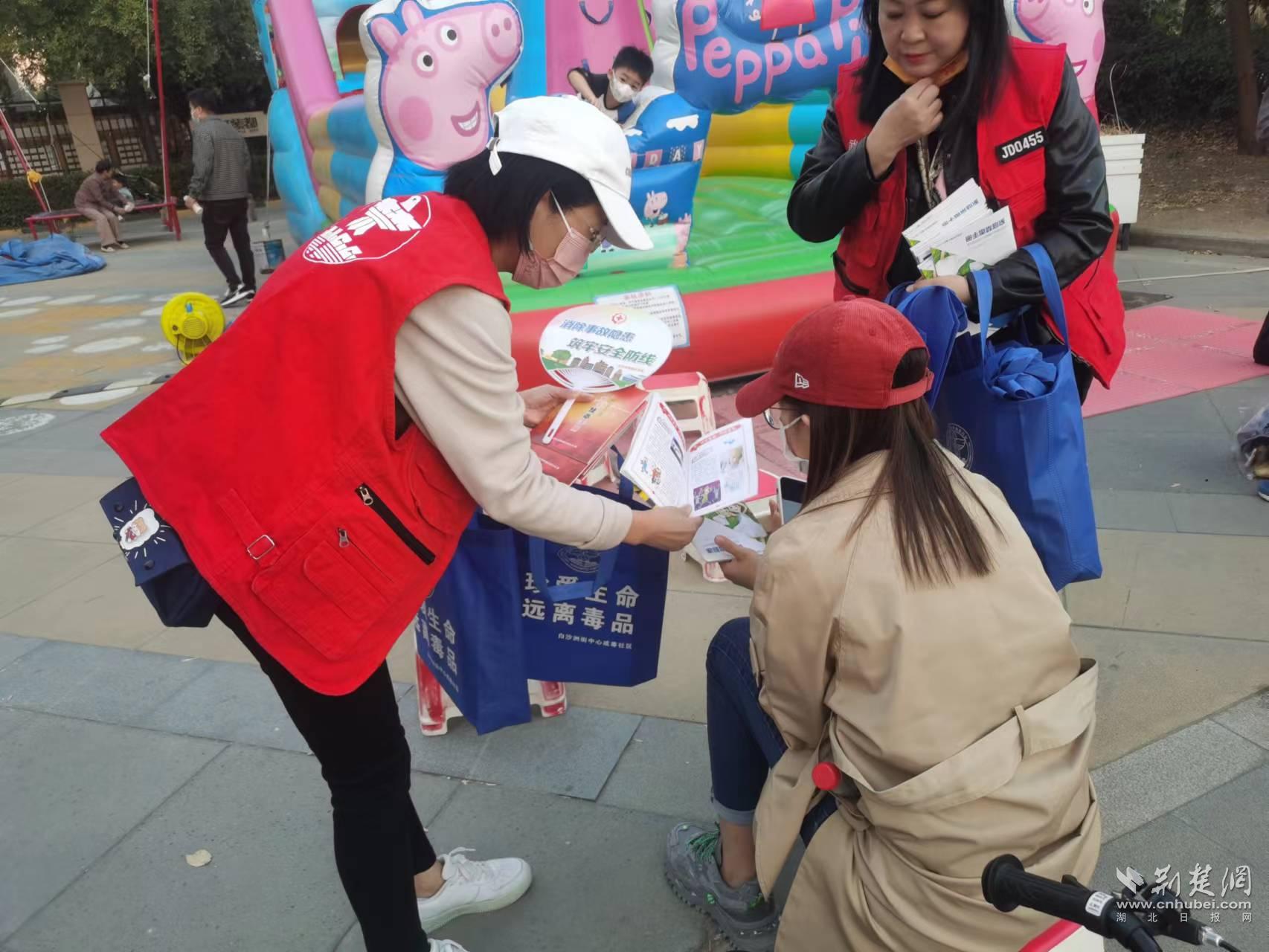 向过往居民讲解禁毒知识.jpg