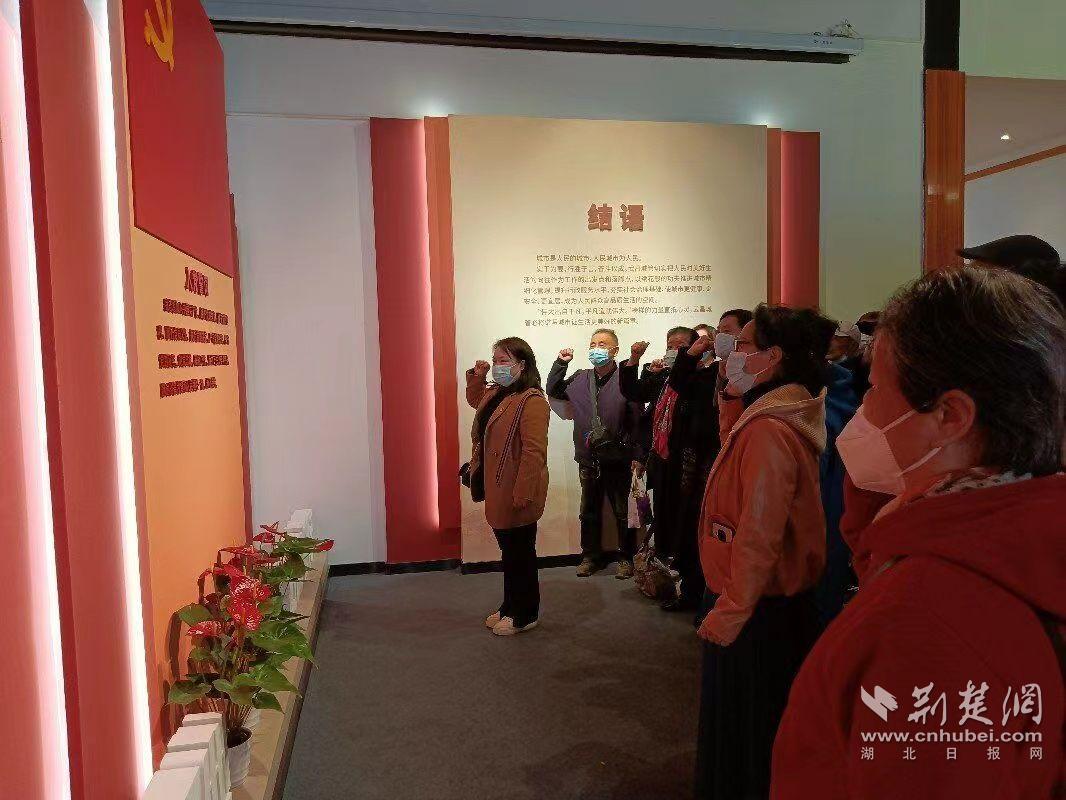 全体党员举起右手庄严宣誓。.jpg.jpg