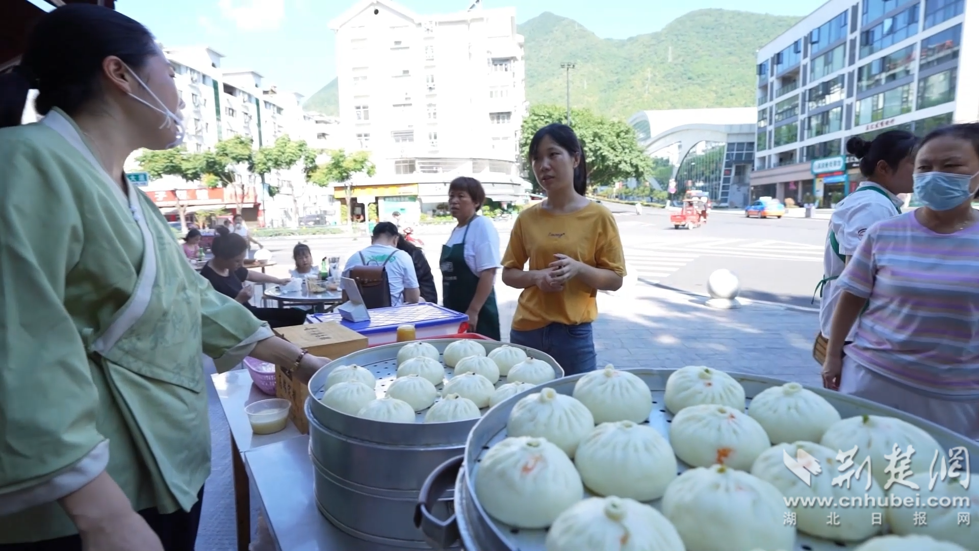 b体育2023昭君美食节 特色小吃——腊肉盐菜包(图1)