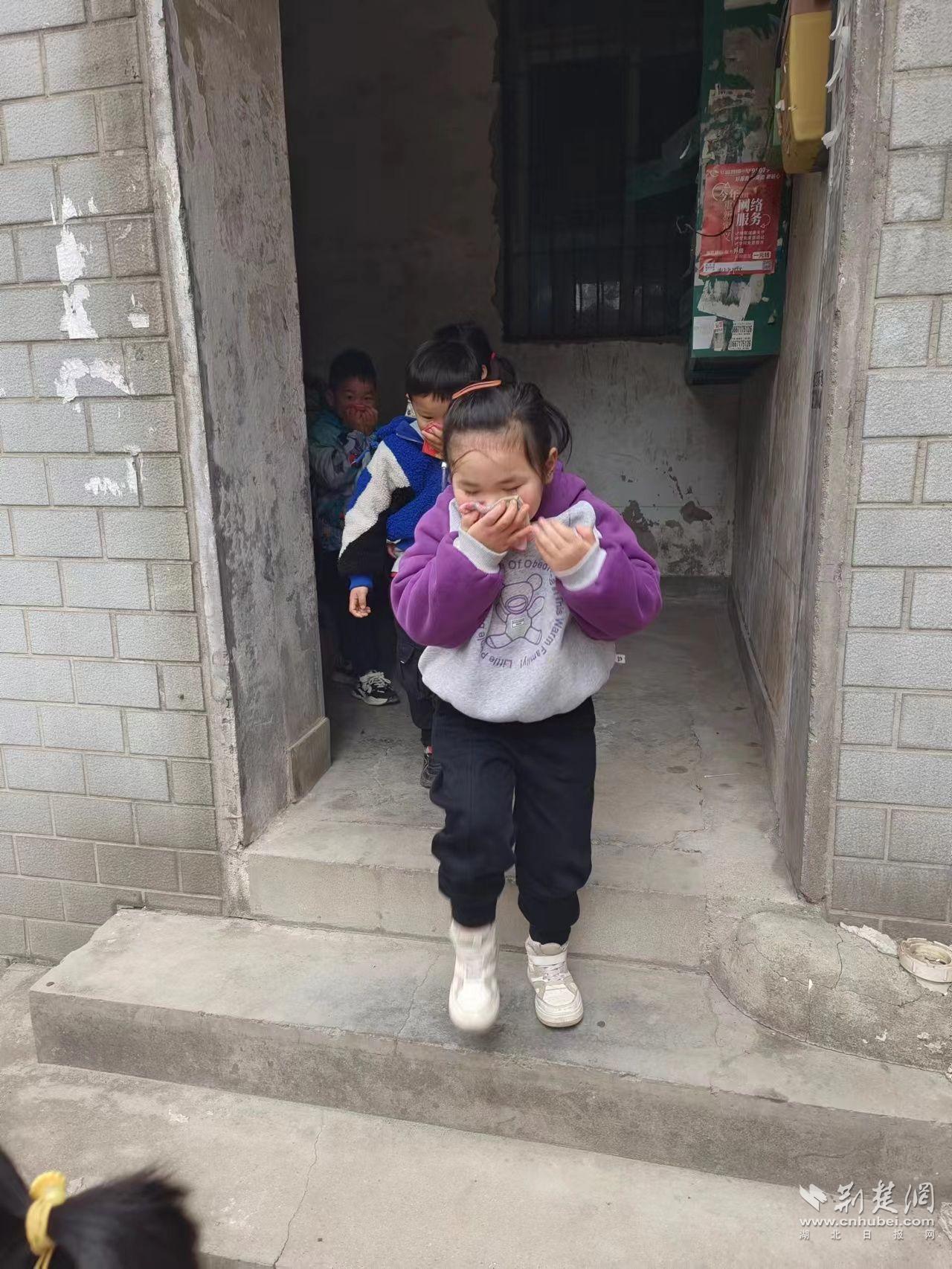 模拟火灾现场撤离逃生.jpg.jpg