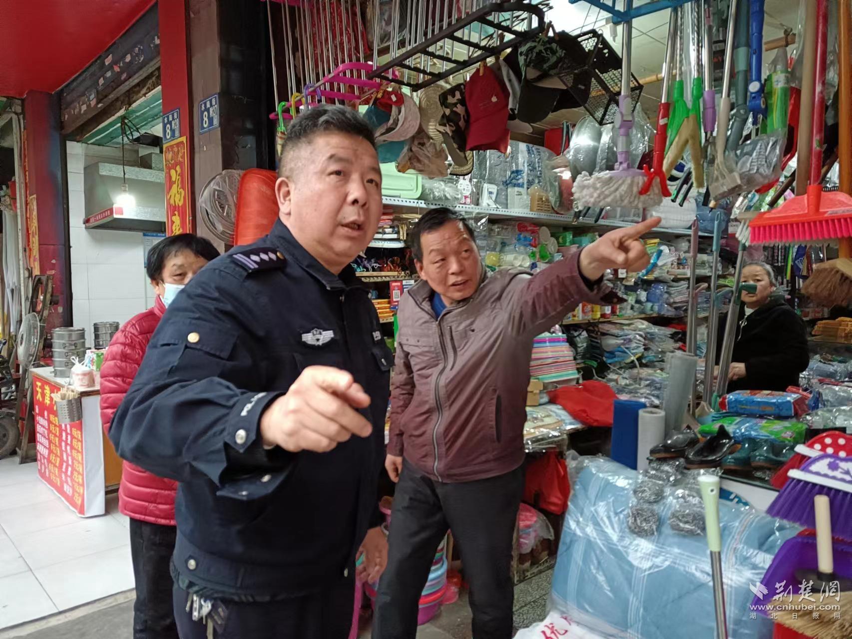 谢警官向土产店老板询问情况.jpg.jpg