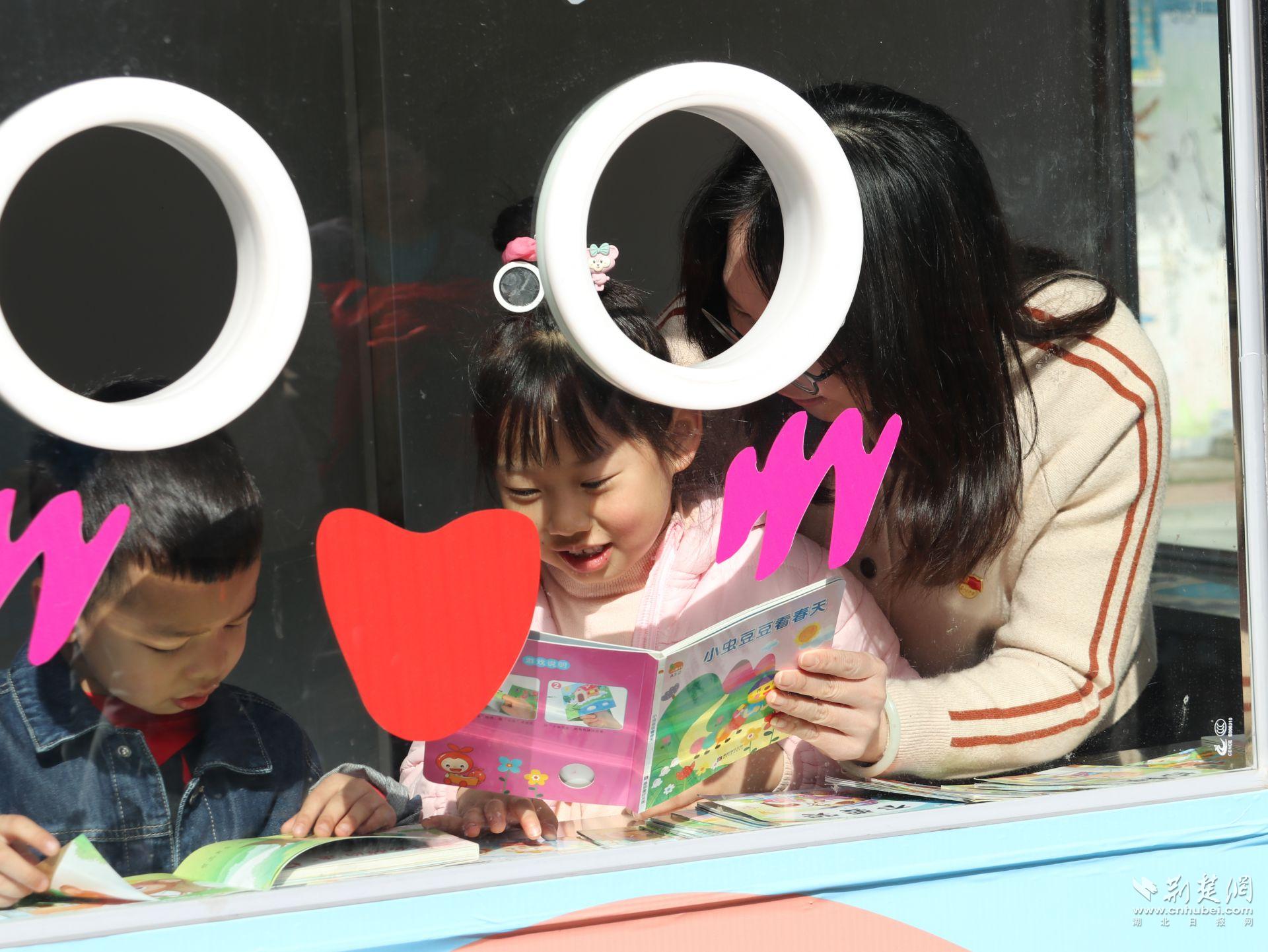 孩子们在梦想书屋快乐阅读.JPG.JPG