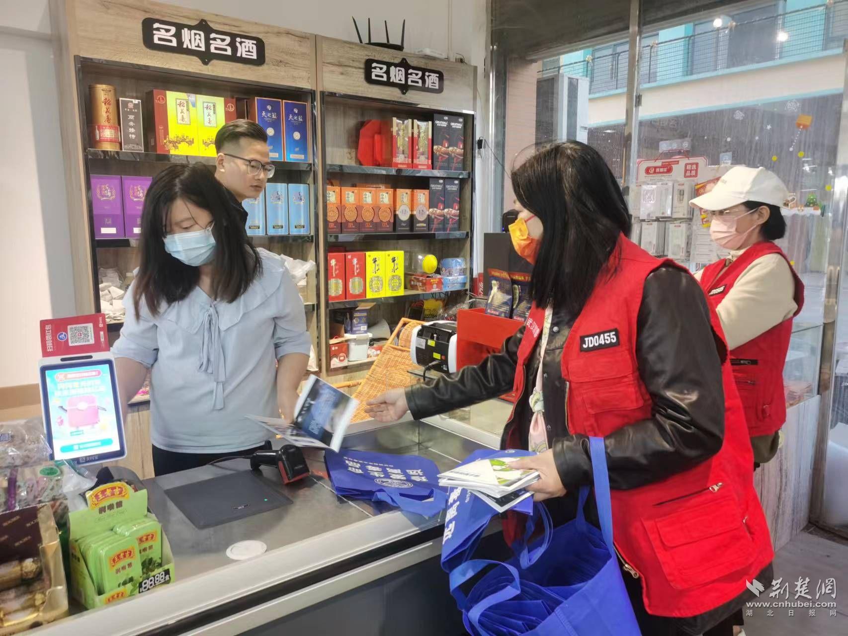 为商户发放禁毒宣传册.jpg.jpg