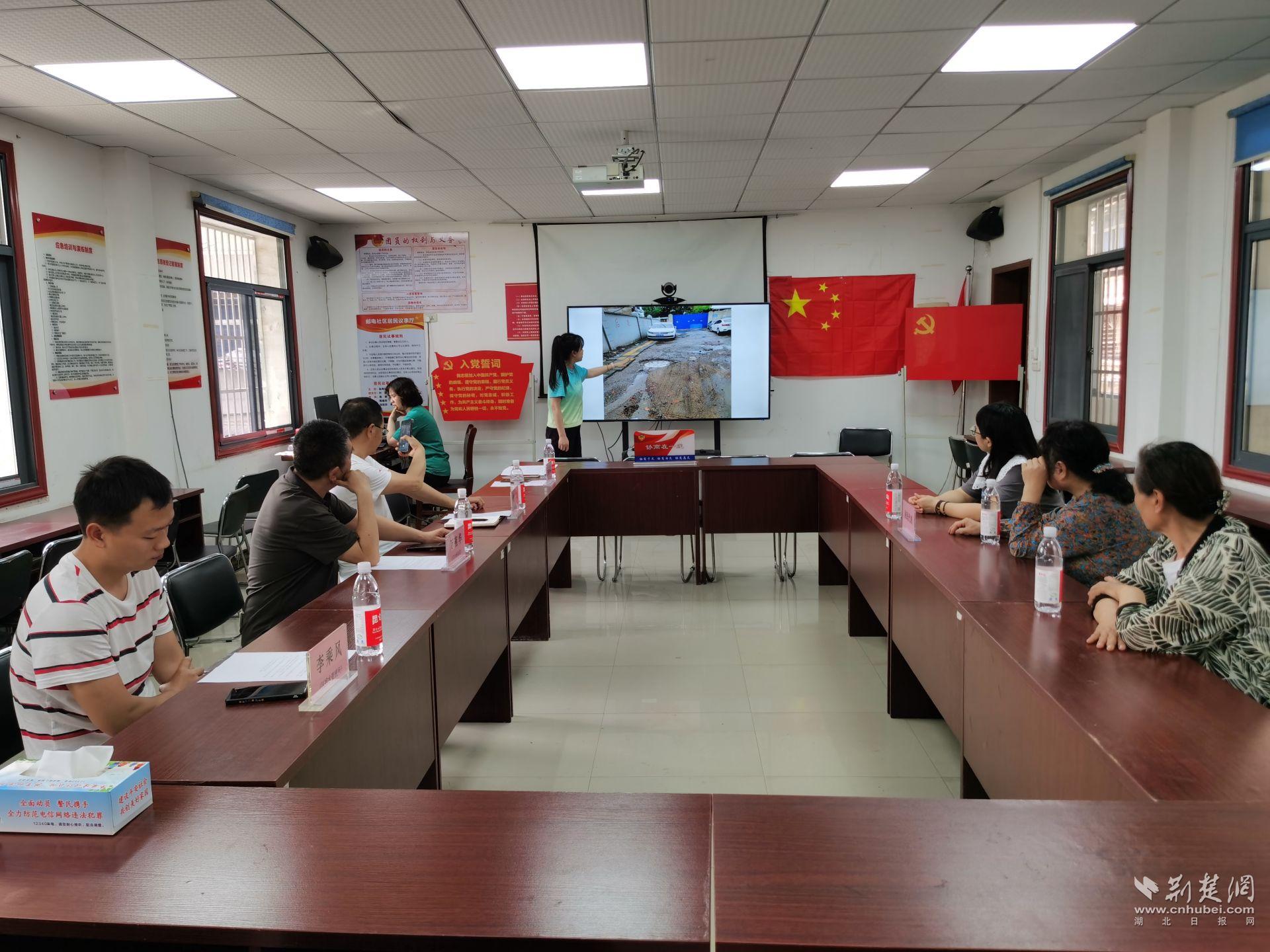 社区党委书记张秀娟介绍情况.jpg.jpg