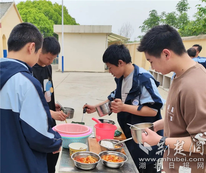 学生自己动手,争当小厨神 (1).jpg