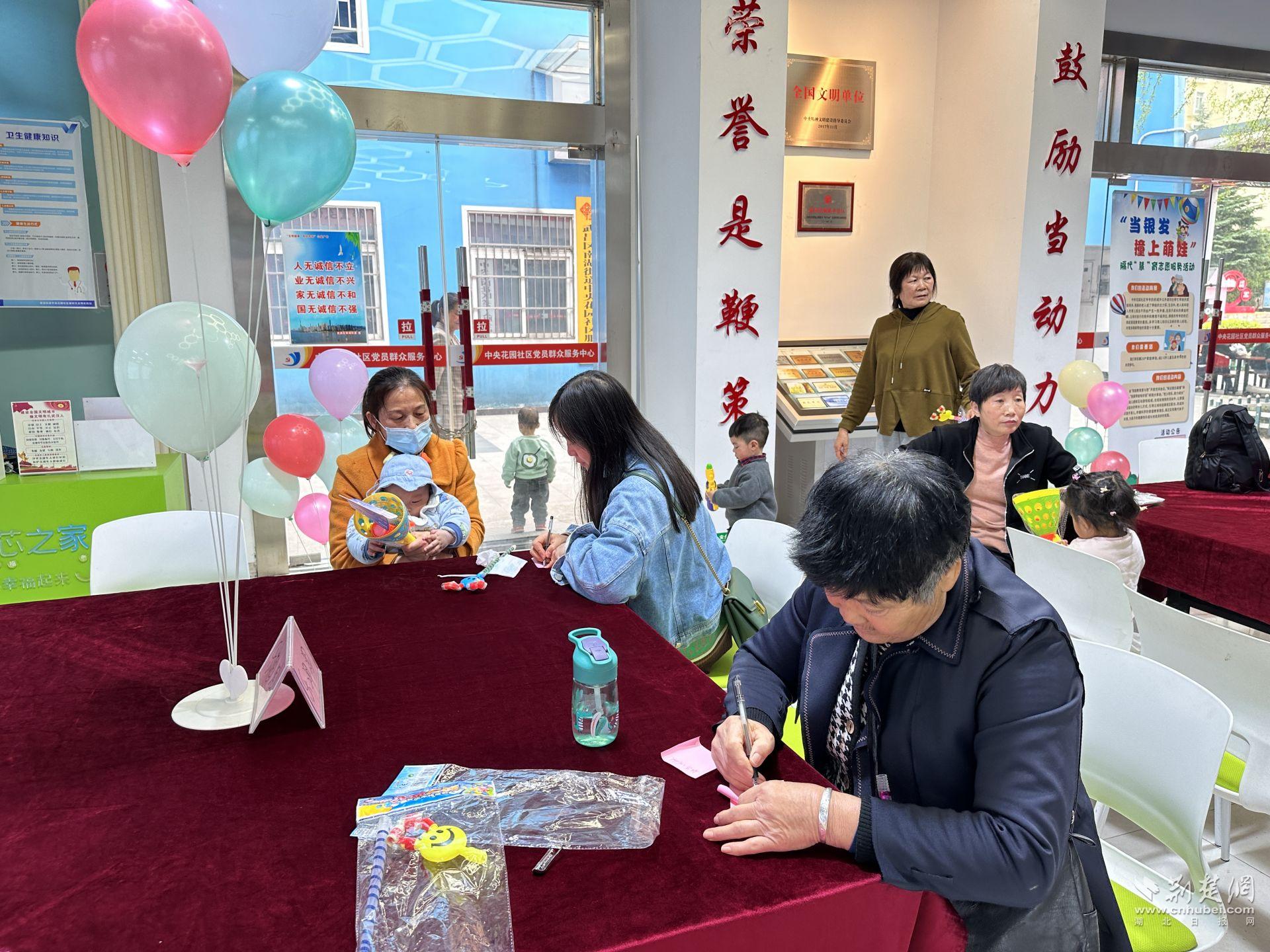 家庭在便利贴上写出自己在亲子教育中遇到的最头疼问题.jpg.jpg