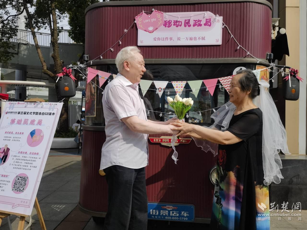 相伴40载，施先生向妻子深情表白.jpg