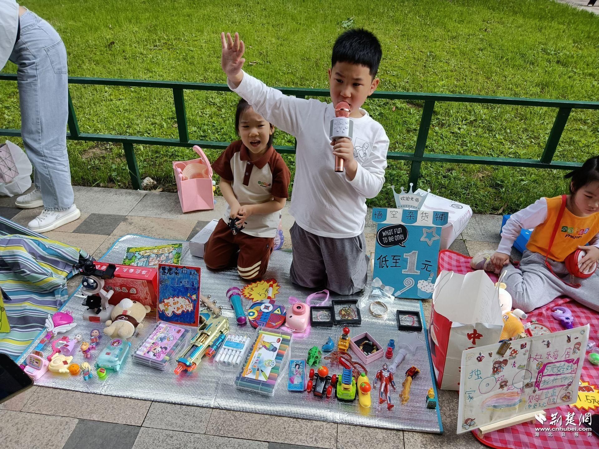 幼儿摆摊吆喝.jpg.jpg
