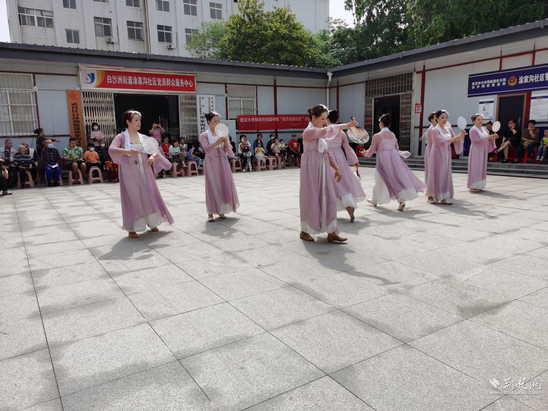 社区文艺团队舞蹈《问月》.jpg.jpg