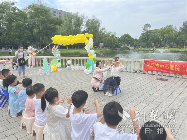 米乐m6武汉市中心医院儿科举办迎“六一”户外活动 5岁患儿和康复治疗师一起表演“挖呀挖呀挖……”(图3)