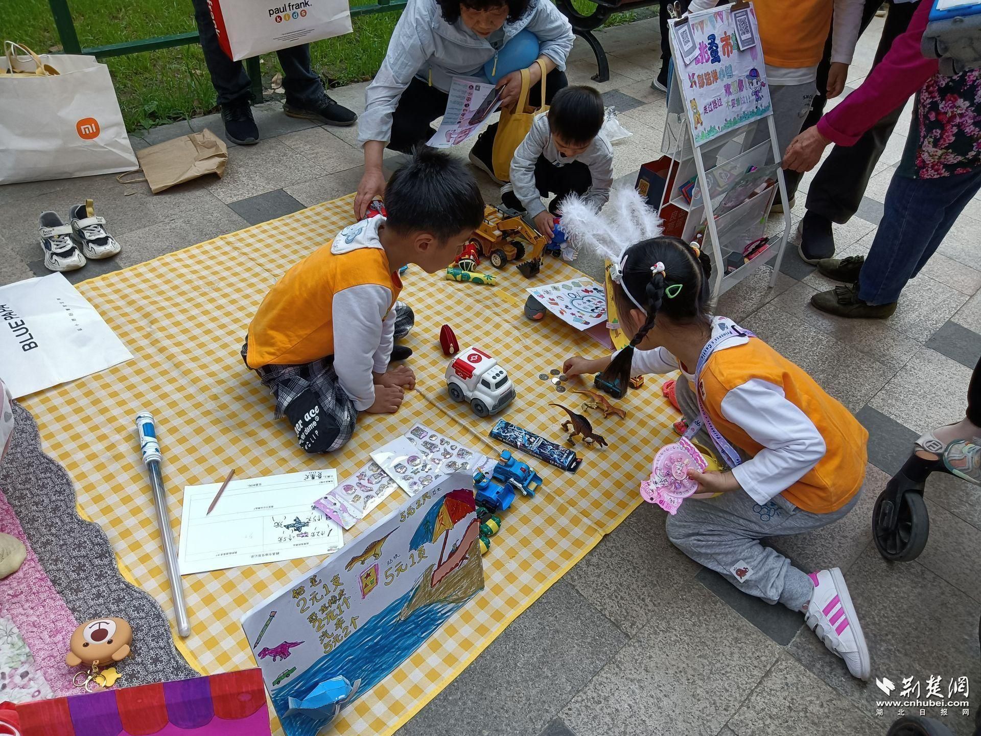 两名幼儿正在进行买卖.jpg.jpg