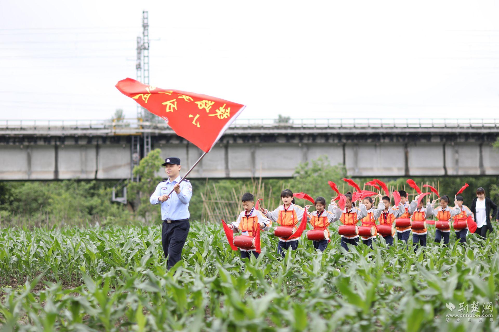 武汉铁路公安处广水车站派出所民警带领娃娃腰鼓宣传队走进田间地头，向务农的村民们宣传爱路护路安全常识（1）.jpg.jpg