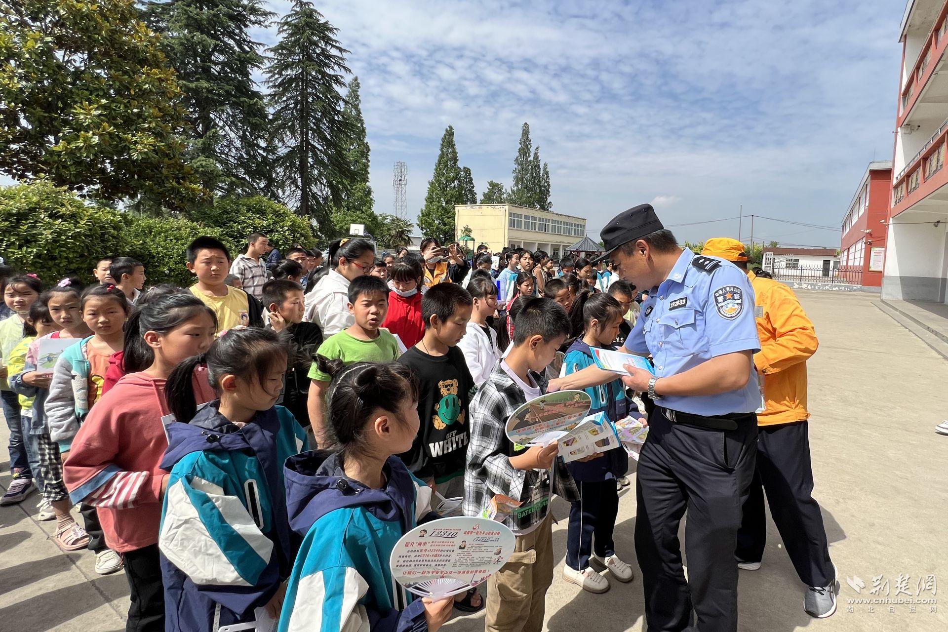 武汉公安处信阳北车站派出所民警在信阳市双井中心小学开展法制宣传.jpg.jpg