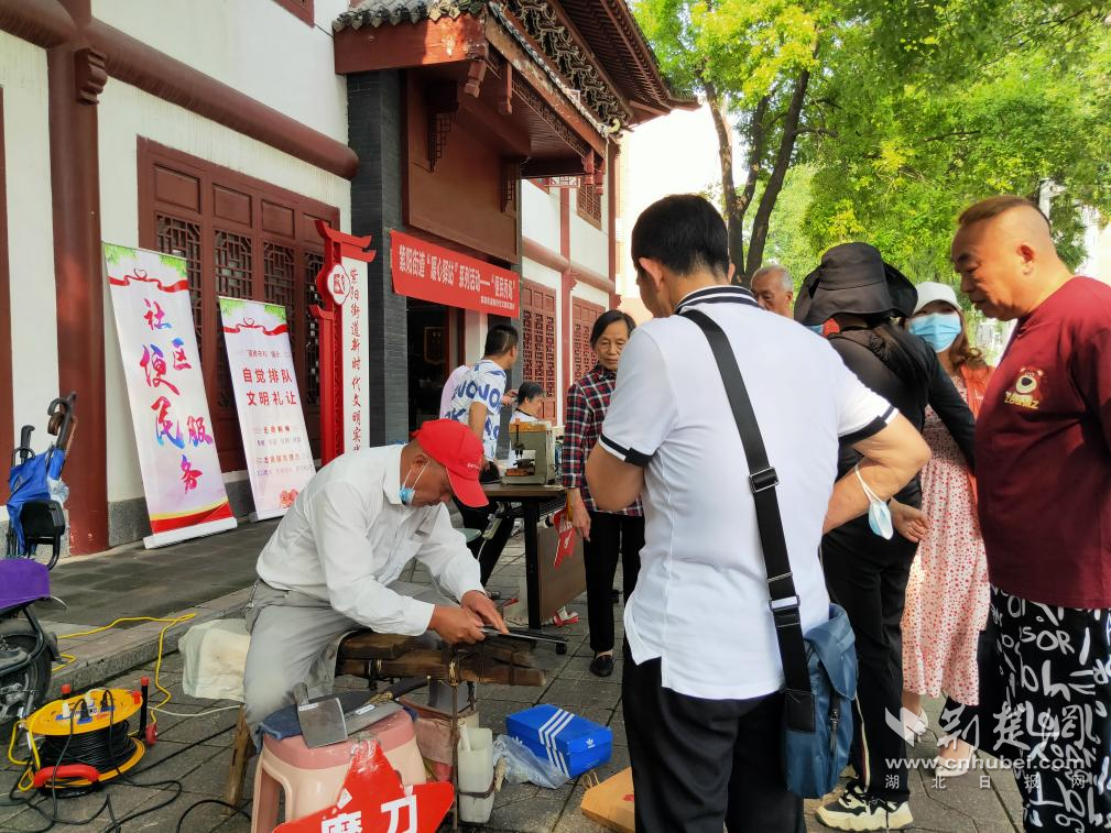 图3 志愿者正在为居民磨刀.png.png