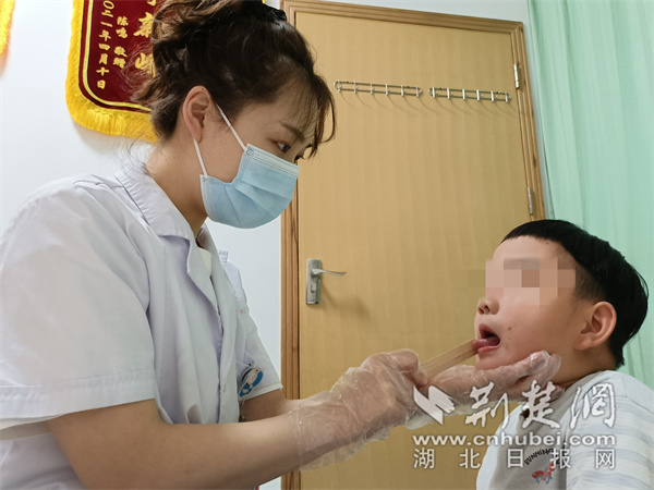 米乐m6武汉市中心医院儿科举办迎“六一”户外活动 5岁患儿和康复治疗师一起表演“挖呀挖呀挖……”(图2)