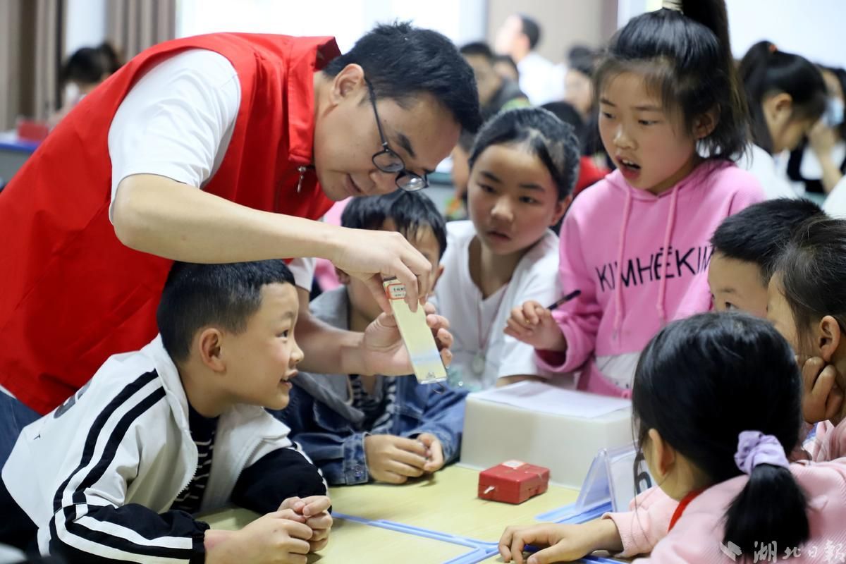 宣恩：趣味小实验 点燃学生科学梦谈球吧体育(图3)