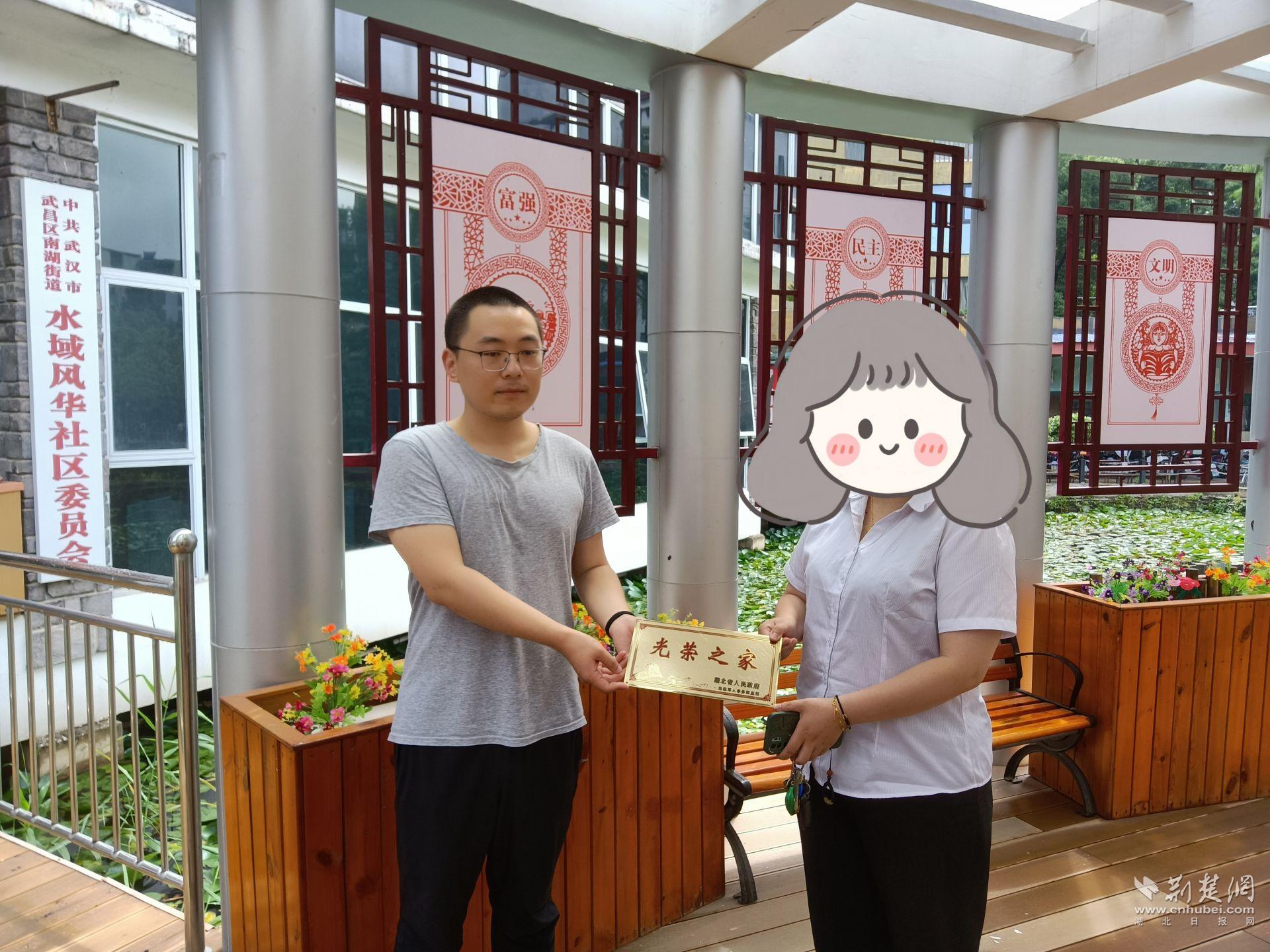 为现役军属送上光荣之家荣誉牌.jpg.jpg