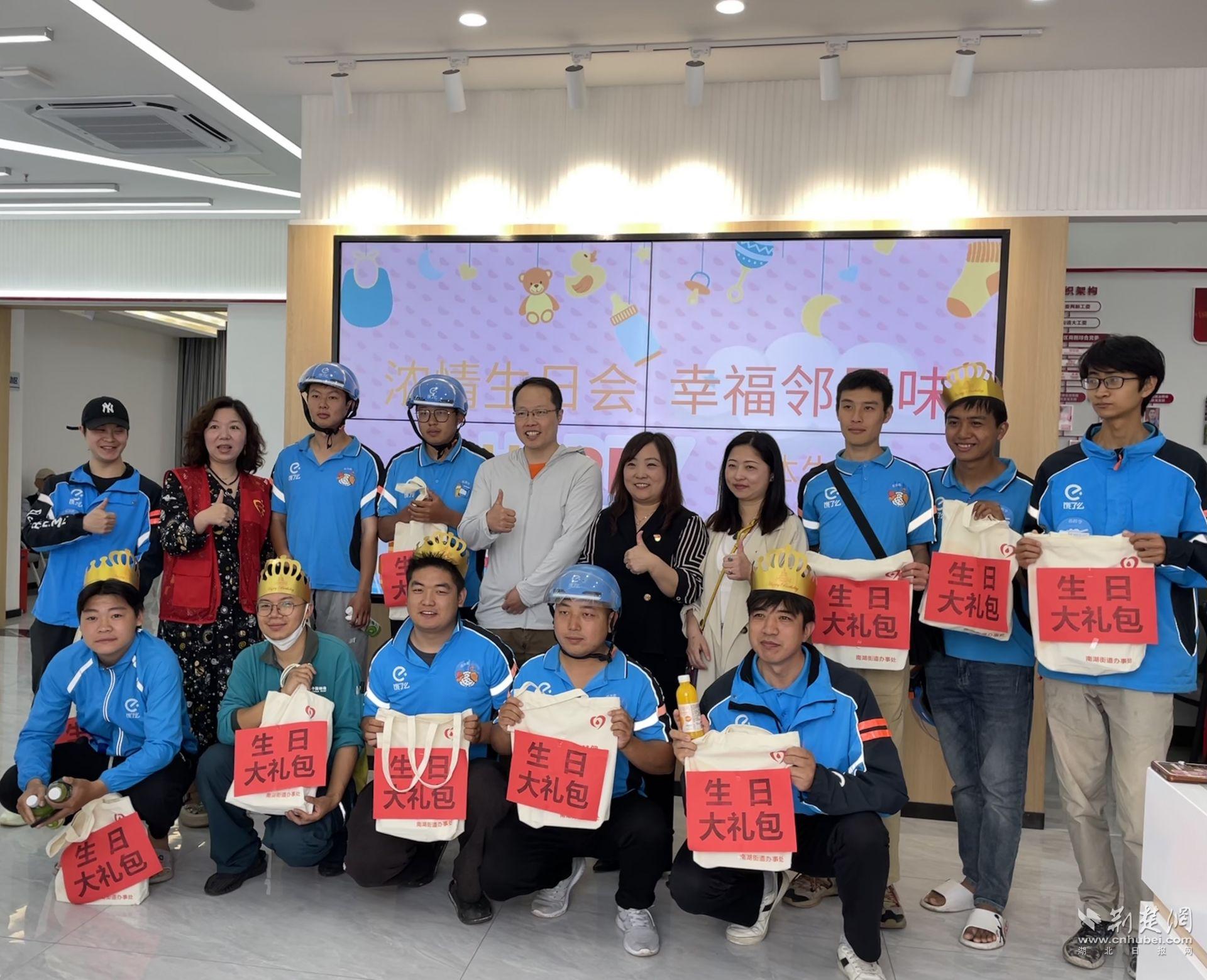 为外卖小哥送上生日大礼包.jpg.jpg