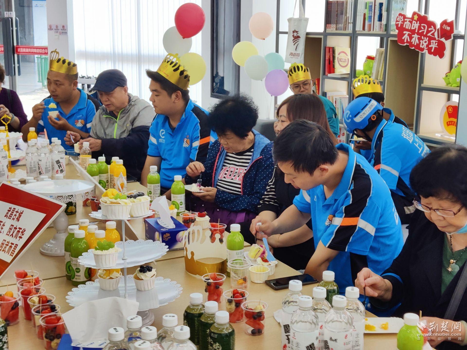 骑手们共同品尝蛋糕.jpg.jpg