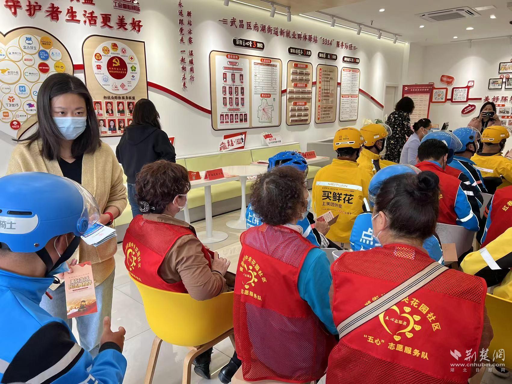工作人员发放学习手册.jpg.jpg