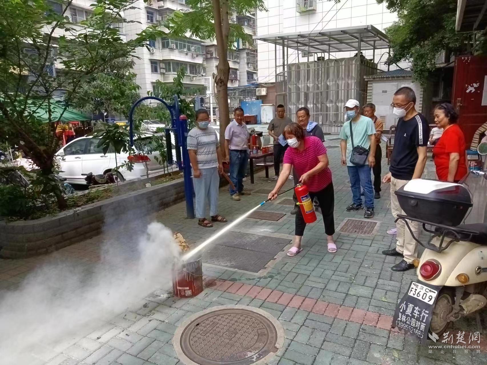 居民实操“灭火”.jpg.jpg