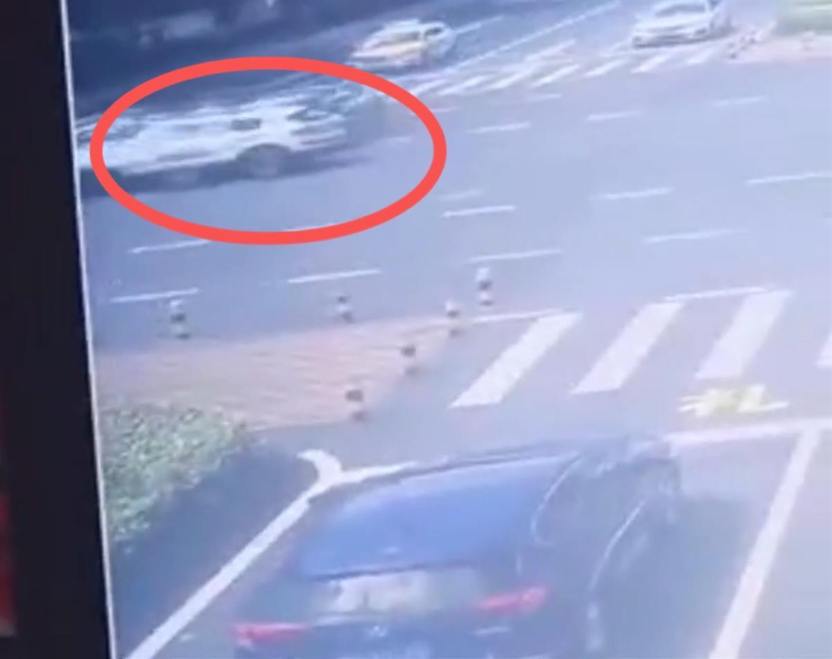 多车相撞1人死亡_小车小车车辆违章查询_摩托车撞小车小车无责
